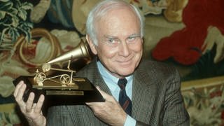 Vicco von Bülow (Loriot) mit dem Goldenen Grammophon lächelnd