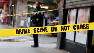 Im Fokus: Absperrband "Crime Scene do not cross" (May 14, 2023: New York City police found a Brooklyn woman dead inside her apartment on Saturday, May 13, 2023, police said)