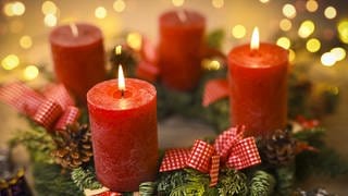 Ein Symbolbild für die Adventszeit: Ein Adventskranz mit zwei brennenden Kerzen