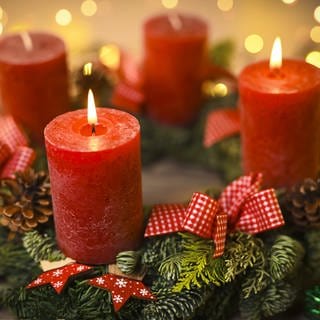 Ein Symbolbild für die Adventszeit: Ein Adventskranz mit zwei brennenden Kerzen