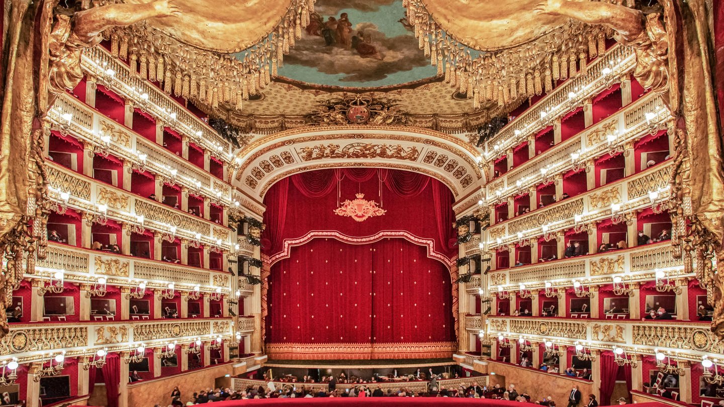 Zuschauerraum mit Bühne im Opernhaus Real Teatro di San Carlo, Neapel, Golf von Neapel, Kampanien, Süditalien