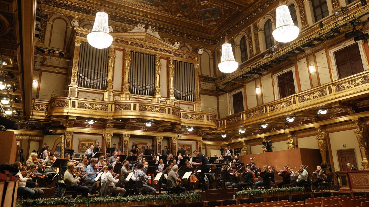 Die Wiener Philharmoniker unter Christian Thielemann bei einer Probe für das Neujahrskonzert 2024 im Grossen Saal des Wiener Musikvereins.
