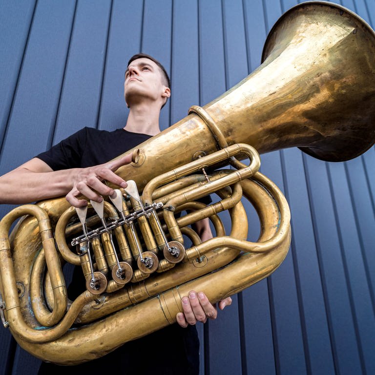 Tubist mit seinem Instrument, der Tuba