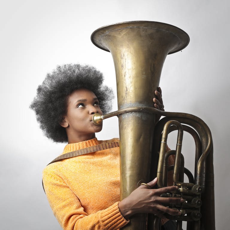Eine Frau spielt Tuba