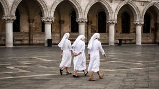 Drei Nonnen spazieren auf der Piazza San Marco