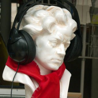 Beethoven-Büste mit Kopfhörern