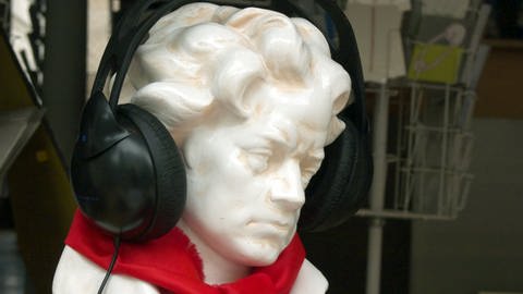 Beethoven-Büste mit Kopfhörern
