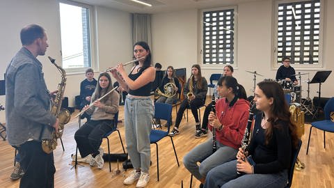 Die Musiklotsenausbildung in der Musikakademie in Staufen: Improvisationsworkshopleiter Krischan Lukanow mit Schülerinnen und Schülern