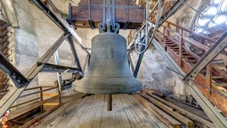 Die sogenannte Guldenglocke (Osanna) ist die einzige grosse Glocke im Westturm der Stuttgarter Stiftskirche