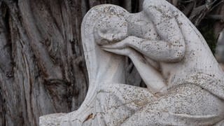 Statue, eine Frau trauert