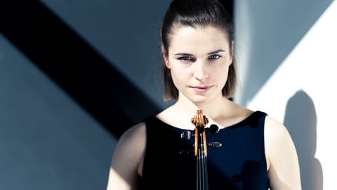 Charlotte Thiele, eine junge Violinistin mit ihrem Instrument