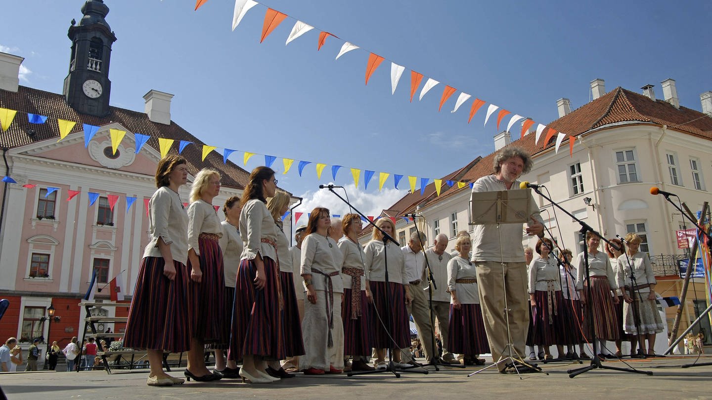 Einheimische singen während des Stadtfestes in Tartu, Estland