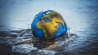Erdkugel im Wasser, Symbolfoto für Klimawandel