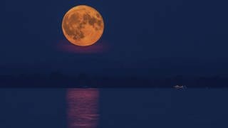 Aufgehender Mond spiegelt sich im Chiemsee