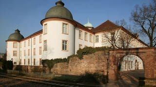 Außenansicht Ettlinger Schloss mit Sandsteinfigur