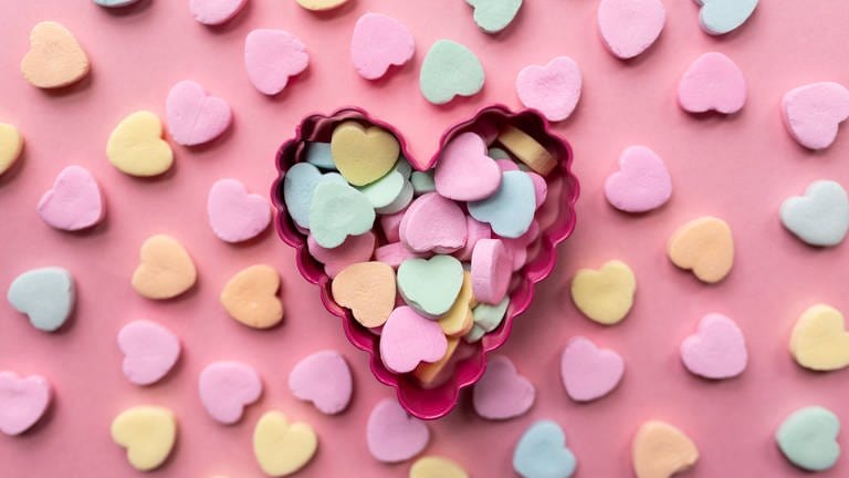 Ein Herz aus kleinen Süßigkeitenherzen (Foto: IMAGO, Cavan Images)