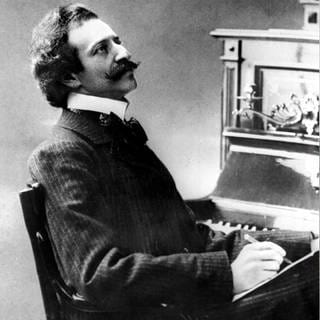 Operettenkomponist Oscar Straus, undatiert, am Klavier sitzend