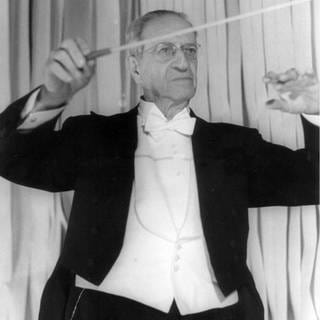 Oscar Straus um 1950 beim Dirigieren (Österreichischer Komponist)