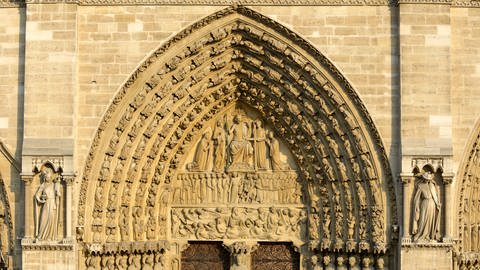 Das Jüngste Gericht, zentrales Tympanon über dem Portal der Kathedrale Notre Dame in Paris.