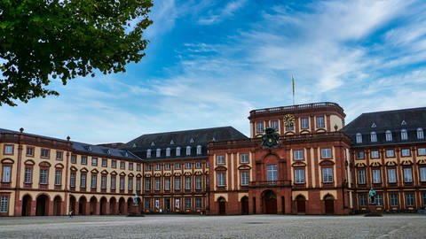 Innenhof des Mannheimer Barockschlosses bei blauem Himmel