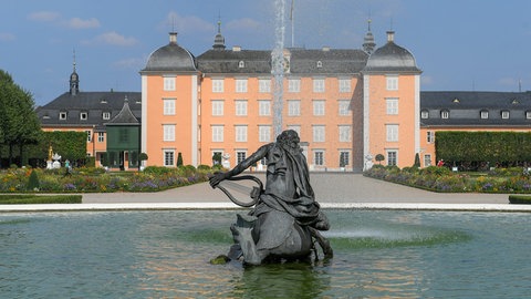 Schlosspark Schwetzingen: Arion-Brunnen mit Blick auf das Schloss.