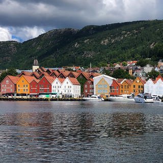 Bergen, Hordaland, Norwegen - Traditionelle bunte Holzhaeuser im Hafenviertel Bryggen.