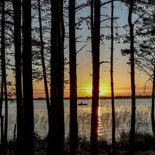Sonnenuntergang über dem See auf dem Wildcampingplatz RMK Tanavjarve in der Nähe von Hatu, Estland.