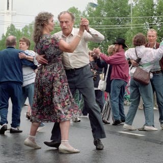 Finnen tanzen bei einer Tango-Tanzveranstaltung auf der Straße, aufgenommen 1996.