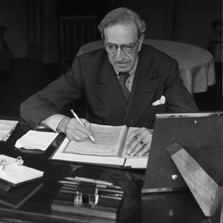 Oscar Straus am Schreibtisch. - Foto, undat. (1946 ?).