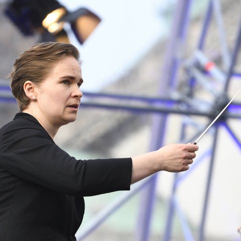 Dirigentin Eva Ollikainen beim Dirigieren mit Taktstock (2019)