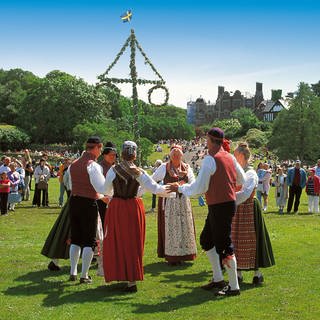 An Mittsommer tanzen die Einwohner beim Schloss Tjolöholm, in der südschwedischen Region Halland, in ihren alten Trachten.