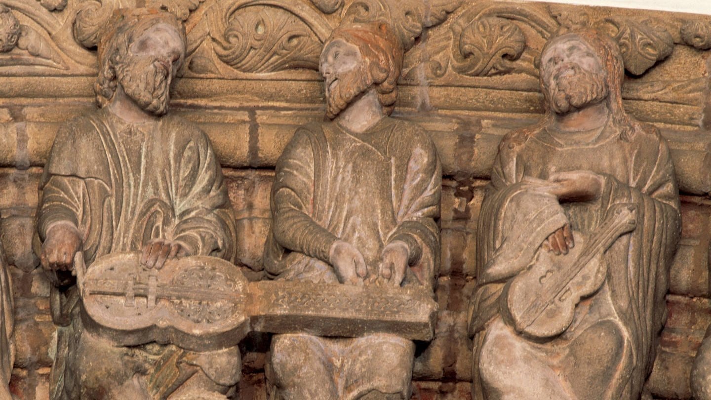 Musikanten mit Organistum und Gamben auf dem romanischen Glorien-Portikus der Kathedrale von Santiago de Compostela