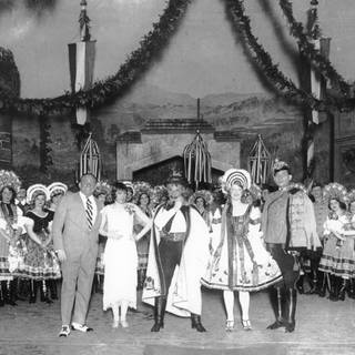 Ensemble der Operette "Victoria und ihr Husar" aus der Wiener Erstaufführung 1930