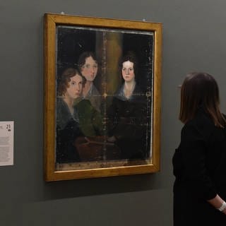 Eine Besucher blickt auf das Porträt der Bronte-Schwestern (Ausstellung in der National Portrait Gallery in Canberra, Australien 2022).
