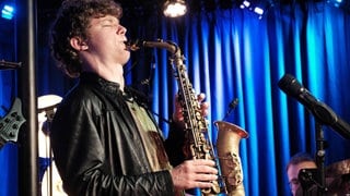 Der Saxophonist Jakob Manz bei einem Live-Auftritt