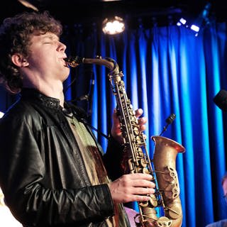 Der Saxophonist Jakob Manz bei einem Live-Auftritt