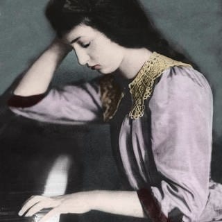 Frauen-Hand am Klavier