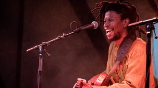 Sibusile Xaba - südafrikanischer Sänger während eines Livekonzertes beim Dänischen Roskilde Festival 2019.