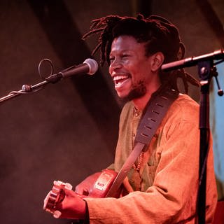 Sibusile Xaba - südafrikanischer Sänger während eines Livekonzertes beim Dänischen Roskilde Festival 2019.