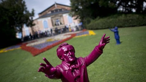 Lilane Wagner-Statue auf dem Rasen vor dem Bayreuther Festspielhaus