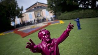 Lilane Wagner-Statue auf dem Rasen vor dem Bayreuther Festspielhaus