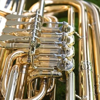 Tasten und Drehventile von Blechblasinstrument Tuba - golden glänzendes Blasinstrument
