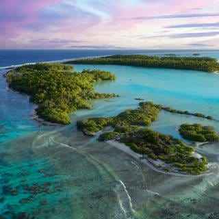Luftaufnahme einer unbewohnten Insel und Lagune am Südpass, Südkanal, Fakarava-Atoll, Tuamoto-Archipel, Tahiti