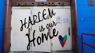 Harlem-Schriftzug an einer öffentlichen Schule im Süden von Harlem, 26.06.2017.