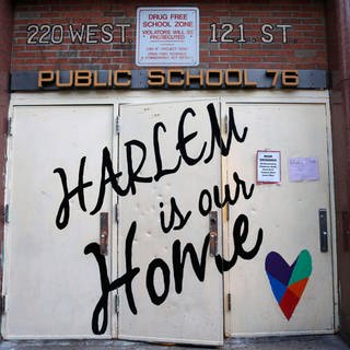 Harlem-Schriftzug an einer öffentlichen Schule im Süden von Harlem, 26.06.2017.