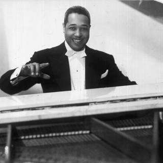 Duke Ellington, am Flügel sitzend, afroamerikanischer Jazzmusiker (Pianist, Arrangeur, Komponist und Bandleader), 1899 -1974. 