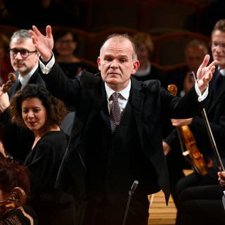 Francois-Xavier Roth dirigiert das Symphonieorchester Les Siècles.