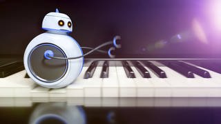 Symbolbild für KI und Musik: Ein kleiner Roboter auf einem Klavier