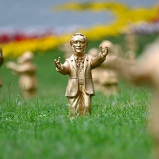 Die 115 kleinen goldenen Wagnerfiguren von Konzeptkünstler Ottmar Hörl standen zur Eröffnung der Festspiele vor dem Bayreuther Festspielhaus (2023 - 'Youre Welcome'-Installation). 