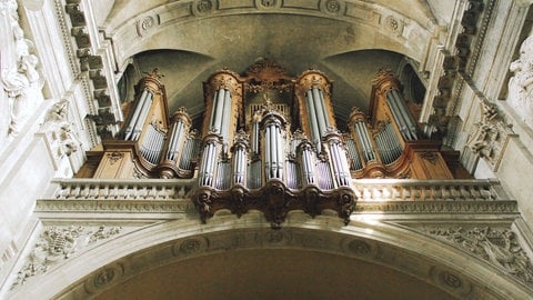 Aufsicht hinauf zur Orgel in der Kathedrale von Nancy.